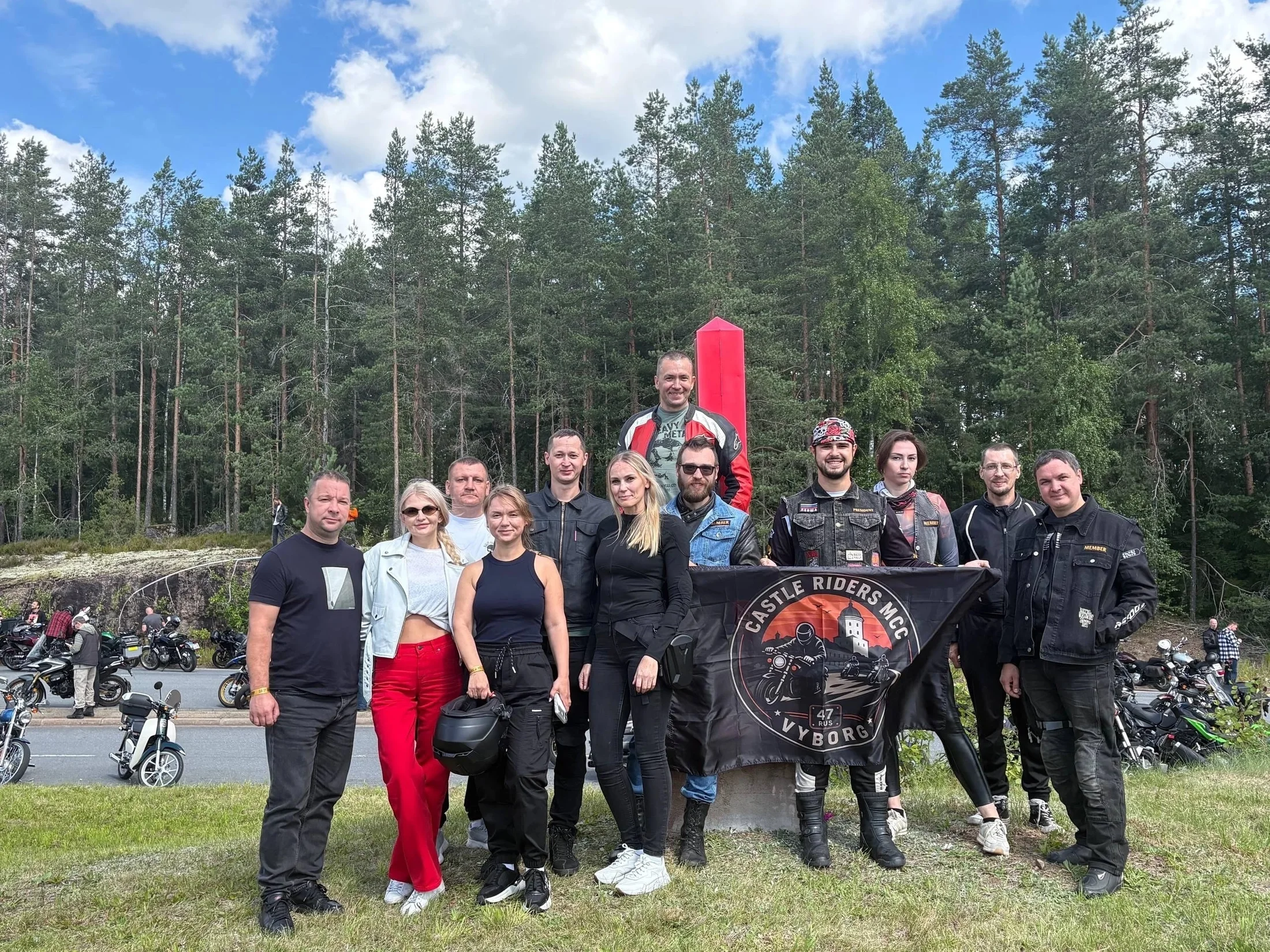 Клубная фотография с флагом Castle Riders MCC Vyborg
